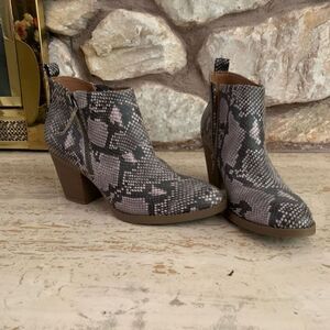 Universal thread snake print boots